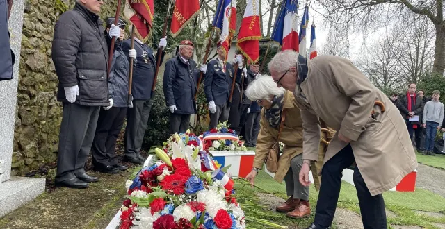 photo  les parents de thomas duperron déposent une fleur devant la stèle d’hommage aux victimes alençonnaises du terrorisme, mercredi 11 mars 2026.  &copy;  ouest-france 