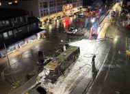 photo  cette photo diffusée le 10 mars 2026 par le canton de fribourg montre la rue principale de la ville de kerzers où un bus a pris feu, tuant au moins six personnes et en blessant cinq autres dans ce que la police a qualifié d’acte potentiellement délibéré. 