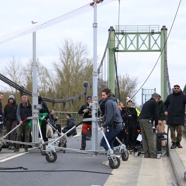 photo le pont de gennes était fermé ce mardi 10 mars 2026 en raison du tournage du deuxième long métrage d’antoine chevrollier.  ©  le courrier de l’ouest