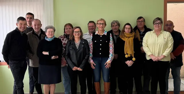 photo  treize des seize membres de la liste de pascale chauveau, à saint-langis-lès-mortagne.  &copy;  photo fournie par la liste 