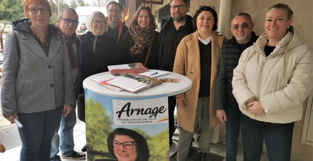 photo  isabelle cozic-gullaume et quelques-uns de ses colistiers au marché pour échanger sur leur programme avec les habitants.   &copy;  le maine libre. 