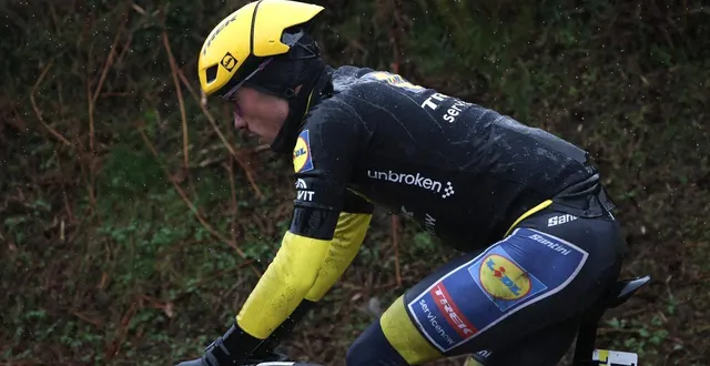 photo  juan ayuso tentant de repartir après sa chute sur la 4e étape de paris-nice.  &copy;  afp / anne-christine poujoulat 