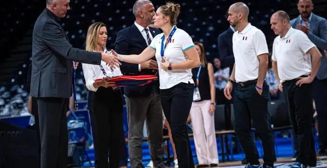 photo  élise prodhomme a mené les u18 de l’équipe de france masculine à la médaille d’argent lors de l’euro 2025 en serbie.  &copy;  fiba basketball 