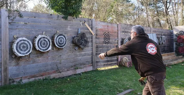 photo  d’un poids d’environ 650 g, la hachette, tout comme le couteau, fait un tour et demi avant d’atteindre la cible  &copy;  ouest-france 