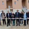 photo  jean-yves lecoq, maire de mulsanne (sarthe), accompagné de samuel chevallier, conseiller départemental, d’yves-marie hervé, directeur général de la mancelle habitation, d’eric hastain, chargé de projet de l’atelier bleu d’archi, et de quelques futurs locataires lors du traditionnel coupage de ruban. 