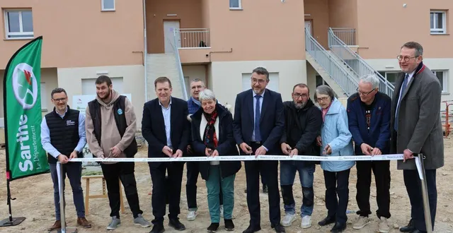 photo  jean-yves lecoq, maire de mulsanne (sarthe), accompagné de samuel chevallier, conseiller départemental, d’yves-marie hervé, directeur général de la mancelle habitation, d’eric hastain, chargé de projet de l’atelier bleu d’archi, et de quelques futurs locataires lors du traditionnel coupage de ruban.  &copy;  ouest-france 