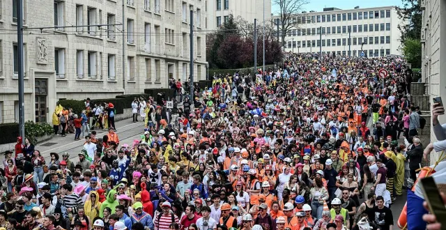 photo  l’impressionnante foule du carnaval étudiant de caen (calvados) traversera la ville, au départ du campus 1 de l’université, jeudi 26 mars, pour son édition 2026. en avril 2025, ici en photo, le record d’affluence du plus grand carnaval étudiant d’europe avait été battu, avec 36 000 fêtards et fêtardes réunis.  &copy;  martin roche / archives ouest-france 
