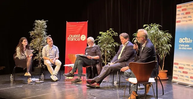 photo  maureen marie journaliste pour l’orne combattante, maxime arnoult, journaliste pour ouest-france, pascal catherine candidat lutte ouvrière, lori helloco, candidat divers gauche et jean-françois brisset, candidat divers droite, lors du débat du 9 mars 2026.  &copy;  ouest-france 