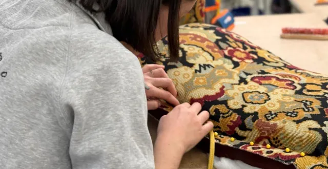 photo  lors d’un tour de france, chaque apprenant voyage d’une maison de compagnons a` une autre.  &copy;  dr 