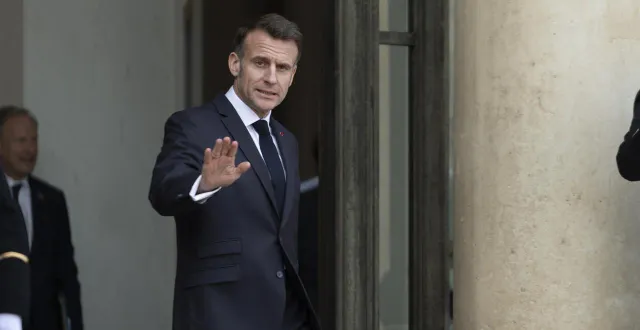 photo  le président français emmanuel macron sur le perron du palais de l’élysée, le 11 mars 2026.  &copy;  serge tenani / hans lucas via afp 