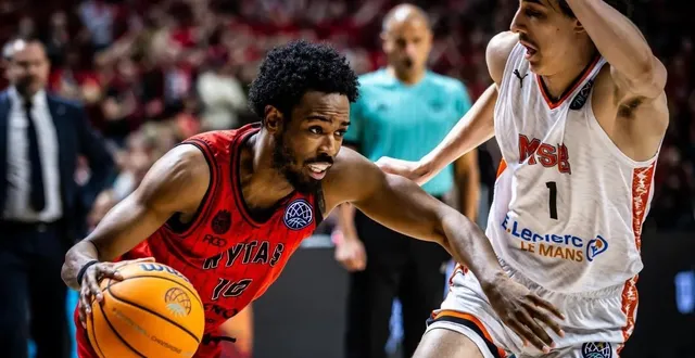 photo  harding (ballon en main), meneur du rytas vilnius, a fait mal au msb par son adresse (15 points).  &copy;  bcl 