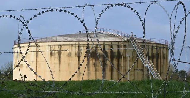 photo  une réserve de pétrole à vern-sur-seiche (ille-et-vilaine) photographié le 11 mars 2026.  &copy;  damien meyer / afp 