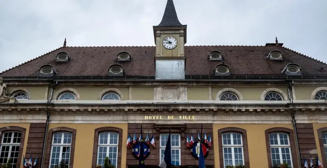 photo  les hôtels de ville et mairies, comme ici à belfort, sont obligatoires depuis 1884.  &copy;  photo : nicolas montard 