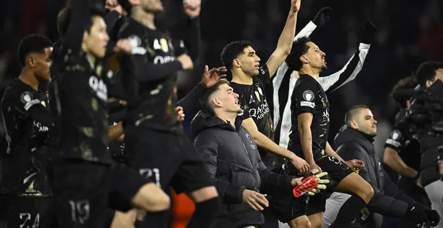 photo  les parisiens célèbrent leur victoire contre chelsea (5-2) en 8e de finale aller de la ligue des champions au parc des princes.  &copy;  julein de rosa / afp 