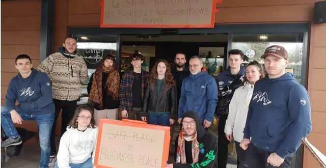 photo  les grévistes exposent leurs revendications à l’entrée de climb up. les enfants qui, le mercredi, sont les principaux pratiquants ont été prévenus par messagerie.  &copy;  ouest-france 