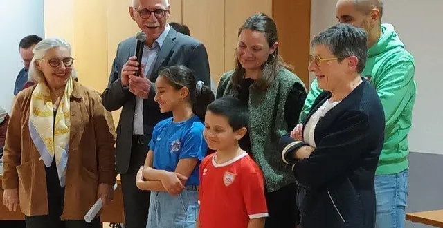 photo  aux côtés de sa famille, yves colliot vient de recevoir la médaille de l’assemblée nationale par nicole dubré-chirat.  &copy;  ouest-france 