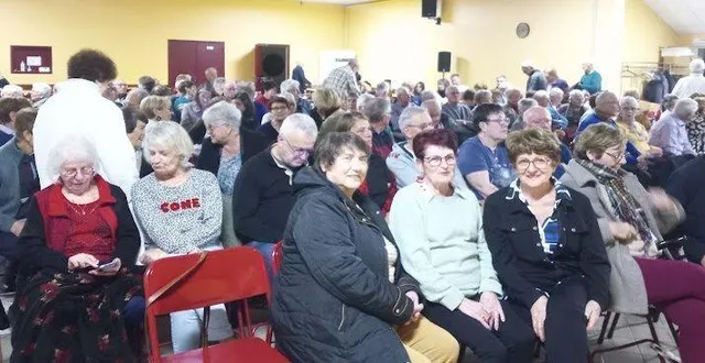photo  une salle communale bien remplie pour la soirée théâtrale.  &copy;  le maine libre 