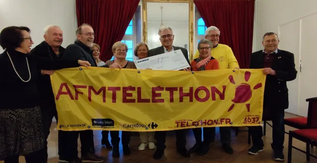 photo  la remise du chèque à l’afm téléthon s’est déroulée mardi soir, dans les salons de l’hôtel de ville.  &copy;  ouest-france 