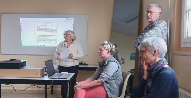 photo  de gauche à droite : gisèle gaudemer (trésorière), loëtitia jay (vice-présidente déléguée à l’angleterre), daniel laurent (président) et joëlle gaulin (vice-présidente déléguée à l’allemagne).  &copy;  ouest-france 
