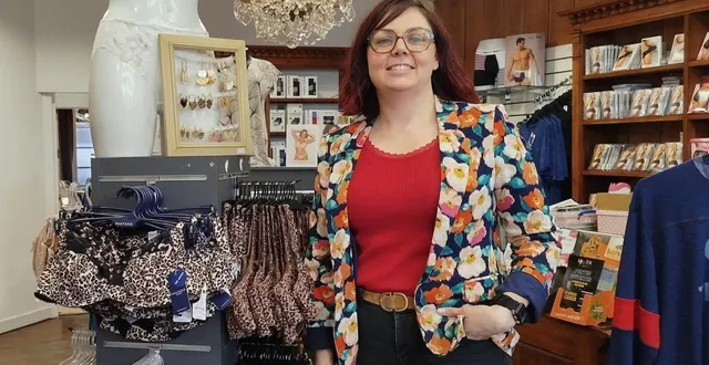 photo  à vihiers, mélody lannoy propose une opération pour aider le secours catholique : « apportez vos anciens soutiens-gorges encore en bon état, vous accomplirez une bonne action et vous aurez droit à un bon de 10 € pour 50 € d’achat ».  &copy;  ouest-france 