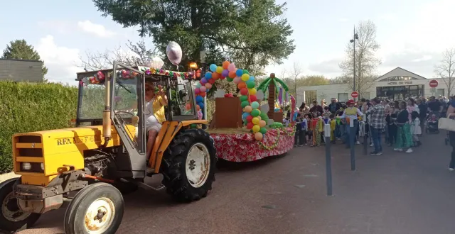 photo  le char tracté par mickaël fourmon ouvrait le défilé de carnaval.  &copy;  ouest-france 