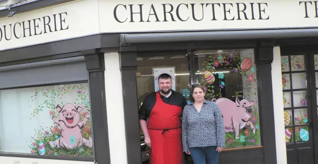 photo  fabien launay et manuella pichon rouvrent la boucherie qu’ils ont réaménagée.  &copy;  ouest-france 