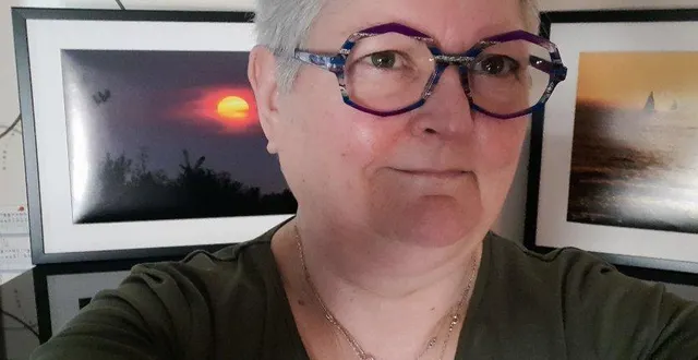 photo  véronique pinson devant deux des photos qu’elle expose.  &copy;  véronique pinson 