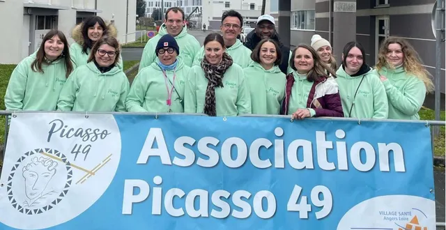 photo  l’équipe de soignants, organisatrice de la marche bleue du 15 mars,dans les ardoisières de trélazé. 