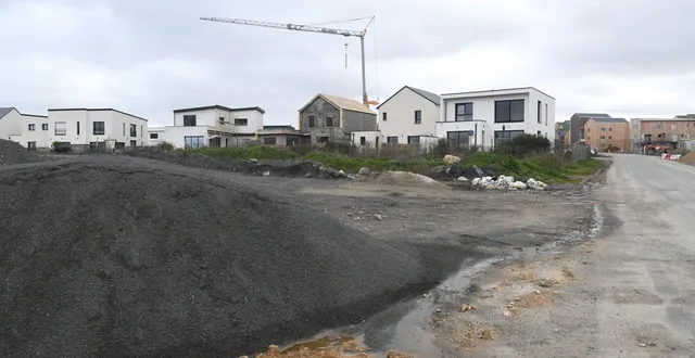 photo  à beaucouzé, un lotissement est en cours de construction à proximité du centre-ville. si vous êtes candidat, comptez jusqu’à deux ans d’attente pour être contacté par alter.  &copy;  co michel durigneux 