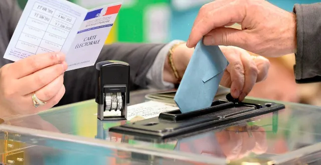 photo  trois candidats pour la mairie d’avrillé (maine-et-loire).  &copy;  archives ouest-france 