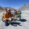 photo  pascal coconnier, ici sur l’une des plus hautes routes du monde, dans le massif du pamir, à 4 655 mètres d’altitude, lors de son périple réalisé en 2024. 
