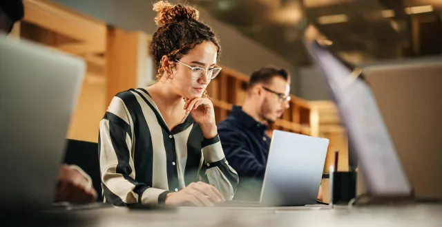 photo  le travail de bureau présente un danger pour votre santé : la sédentarité. un exercice de cinq minutes permet de contrer celle-ci.  &copy;  photo : illustration getty image 