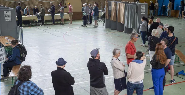 photo  des électeurs patientent devant l’isoloir pour aller voter, le 7 juillet 2024 au second tour des élections législatives, ici à rennes (ille-et-vilaine).  &copy;  mathieu pattier / ouest france 