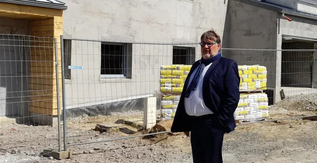 photo  jean-françois raimbault, maire, défend la gestion en directe de la construction  &copy;  archives co 