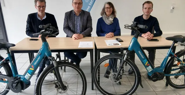 photo  de g. à dr : olivier goupil, hervé roncière, galiène cohu et matteo charcellay (commercial chez néomouv).  &copy;  le maine libre 