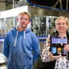 photo  dans l’atelier, franck royer, cofondateur en charge de la production et de la logistique, et cindy lecoeur, fiers de présenter leurs bières primées. 