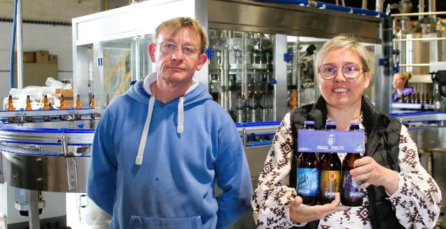 photo  dans l’atelier, franck royer, cofondateur en charge de la production et de la logistique, et cindy lecoeur, fiers de présenter leurs bières primées.  &copy;  le maine libre 