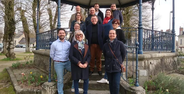 photo  baugé, le 10 mars 2026. quelques-uns des 53 candidats qui composent la liste unis pour baugé-en-anjou, menée par le maire sortant philippe chalopin (au centre).  &copy;  co - agathe le nueff 