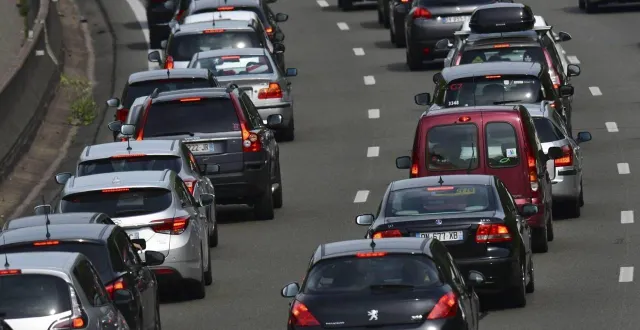 photo  il y a eu quelques retards au moment d’embaucher. les véhicules ont circulé en effet au ralenti ce jeudi matin 12 mars sur l’autoroute a87 dans le sens cholet vers angers.  &copy;  archives le maine libre 