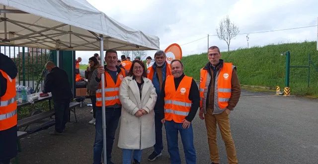 photo  le personnel de l'entreprise wienerberger entourant l'adjointe au maire, stéphanie gohier.  &copy;  co 
