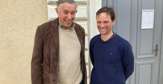 photo  pierre-pascal bigot et nicolas touzaint, devant la mairie de bécon-les-granits.  &copy;  ouest-france 