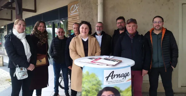 photo  isabelle cozic-guillaume était au marché d’arnage samedi matin avec ses colistiers pour présenter son programme.  &copy;  ouest-france 