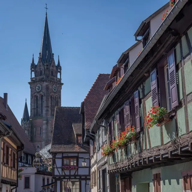 photo à dambach-la-ville, les visiteurs peuvent apprécier les maisons à colombages typiques de l’architecture alsacienne.  ©  vincent schneider