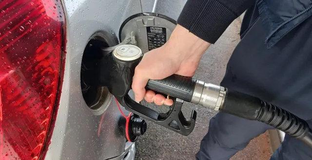 photo  des automobilistes alençonnais ont donné leur avis sur l’envolée des prix du carburant.  &copy;  ouest-france 
