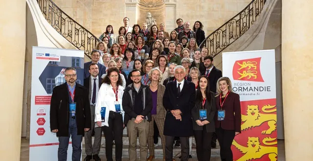 photo  photo de groupe lors du séminaire au siège de la région. aux premiers rangs, on reconnaît : françois mengin lecreulx (directeur ars), priscille gerardin (cheffe psychiatrie enfant au chu de rouen et cheffe de pôle au ch du rouvray), hervé morin (président de région).  &copy;  zaoui / région normandie 