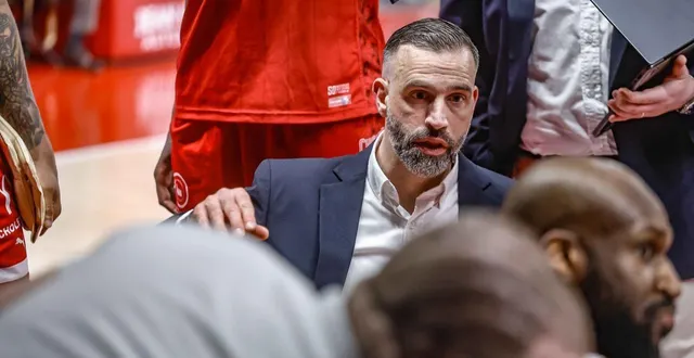 photo  fabrice lefrançois tient son nouveau joueur.  &copy;  ouest-france 