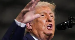 Info insolite  le président donald trump prend la parole sur scène chez verst logistics le 11 mars 2026 à hebron, dans le kentucky. 