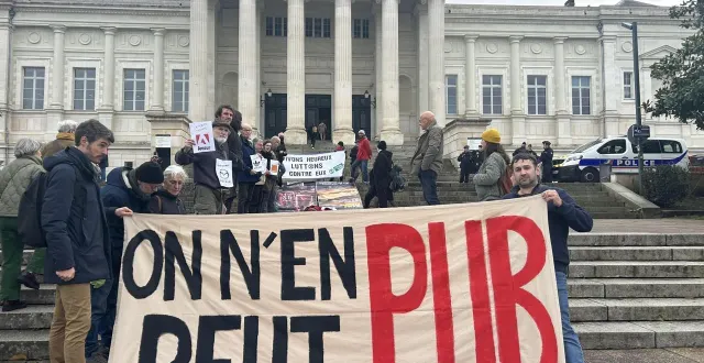 photo  angers, le 15 janvier 2026. avant leur procès, les trois militants anti-pub avaient reçu le soutien de camarades de lutte.  &copy;  archives co 