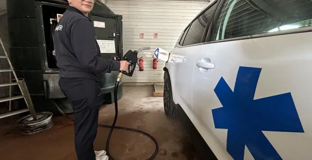 photo  bressuire, jeudi 12 mars 2026. pour les ambulanciers, les passages à la cuve de carburant sont récurrents. et la note se révèle nettement plus salée pour la remplir ces derniers temps.  &copy;  co-fabien gouault 