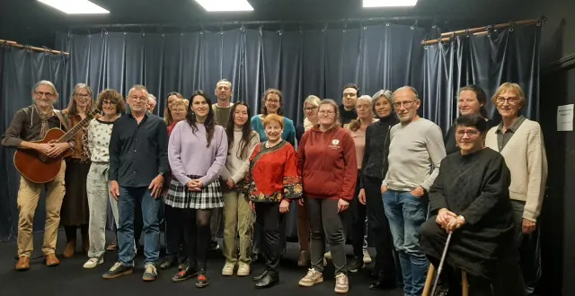 photo  les vingt chanteurs de 23 ans à 76 ans de la parenthèse enchantée seront sur scène à quai 9, samedi 21 mars, à 20 h, à lanester.  &copy;  ouest-france 